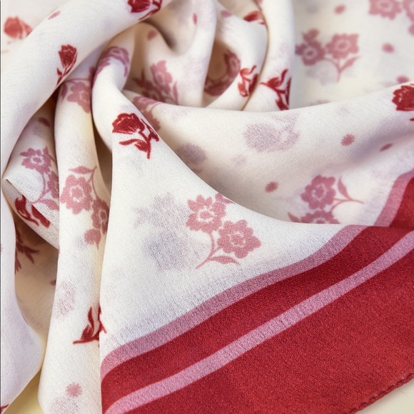 Scarfs - Picture 2 of 16